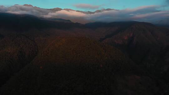 4k云南风光视频夕阳下云雾盖顶的大山