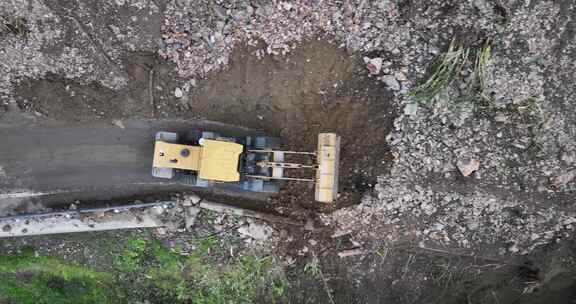 雨季泥水流塌方路段工程车抢修