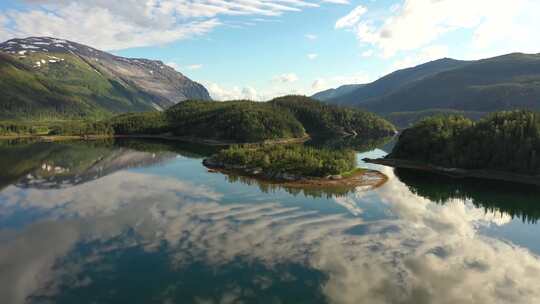 航拍山湖风景