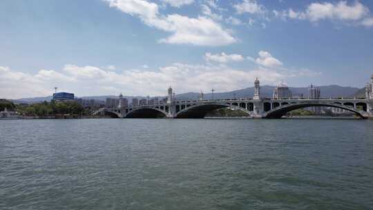 航拍水上的大桥