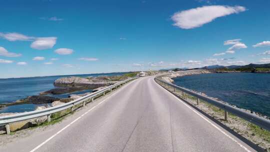 在挪威的道路上驾驶汽车大西洋路或大西洋路