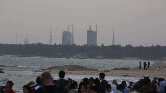 海南文昌淇水湾沙滩看火箭发射人群