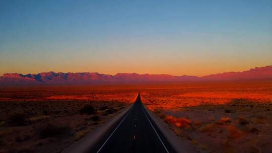 壮美日落时分的公路鸟瞰全景