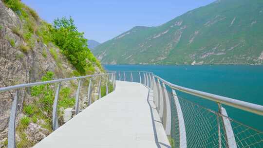 高山岩石上悬挂的通往阿尔卑斯山湖泊的道路