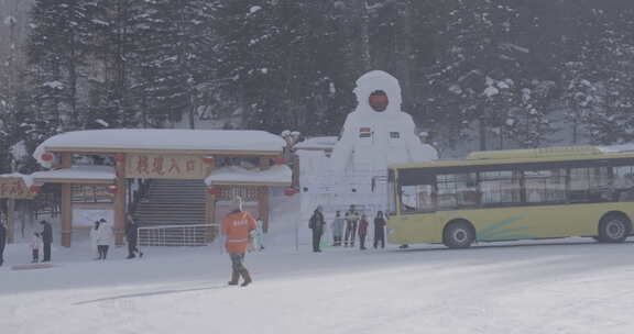 雪天景区入口处的热闹景象