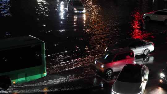 城市暴雨后道路积水夜间行车3