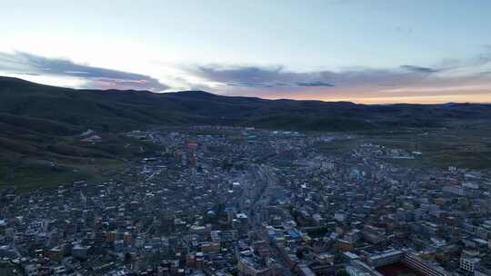 航拍四川甘孜天空之城理塘县县城黎明风光