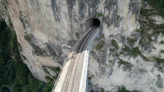 瑞士阿尔卑斯山夏季兰德瓦瑟高架桥的鸟瞰图视频素材模板下载