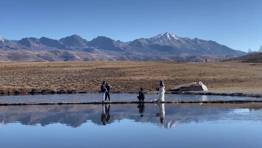 高原枯黄草原湖泊雪山拍写真婚纱2视频素材模板下载