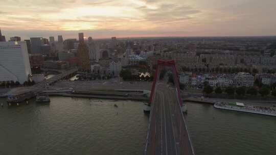 街道上行驶的车辆和城市空中的桥梁