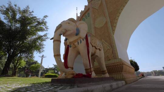街景视频云南德宏芒市街景傣族迎宾门大象雕视频素材模板下载