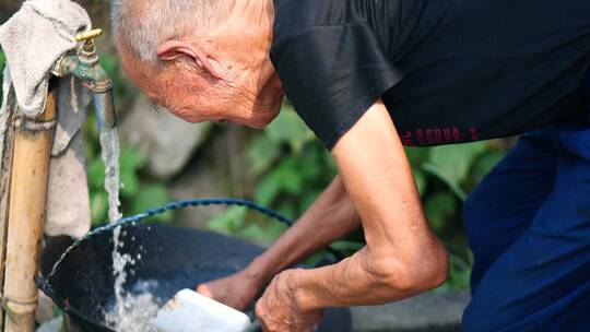 农村孤寡老人独居生活洗锅洗菜4k视频素材视频素材模板下载