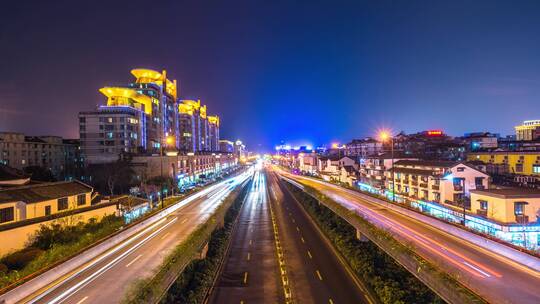 北京城市天际线与高速公路车流