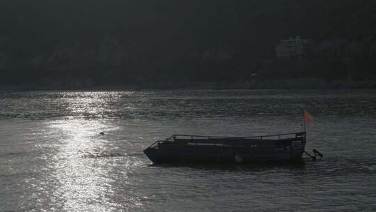 水面上的渔船夕阳景象