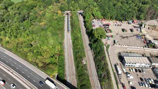 英国鸟瞰高速公路下的通勤列车超速行驶