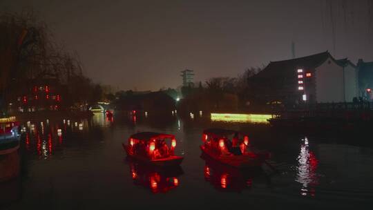 台儿庄古城夜游河面上划船红灯笼