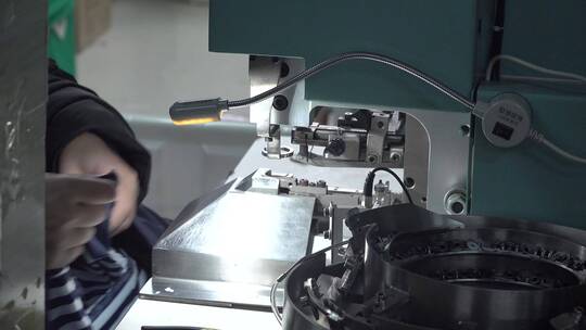 服装厂制衣厂装订衣扣