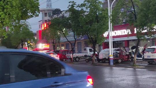 夜晚城市马路汽车商场购物广场小孩游乐游玩