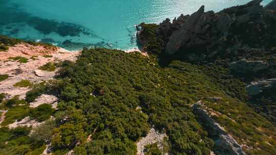 FPV穿越机无人机海浪森林沙滩海岛撒丁岛