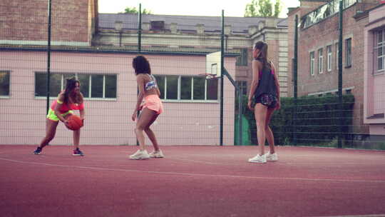 三个女人正在打篮球