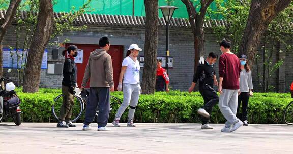 老北京居民周末踢毽子
