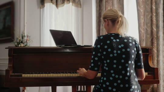 女人看教程学习弹钢琴