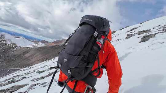 攀登岷山山脉主峰雪宝顶雪山的登山队