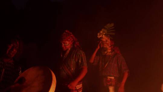 篝火边跳舞的土著人