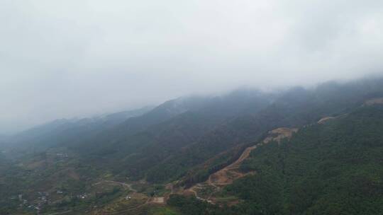 重庆山火后，北碚缙云山迎来降雨，云雾缭绕视频素材模板下载