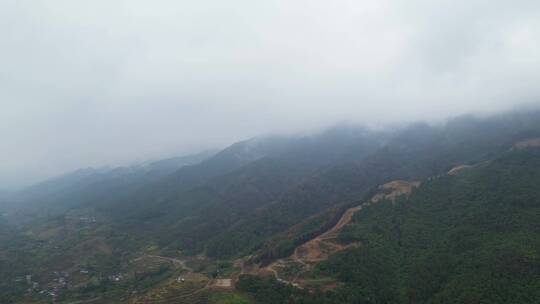 重庆山火后，北碚缙云山迎来降雨，云雾缭绕
