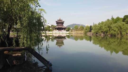 湖景中式楼阁倒影与岸边垂柳的风景