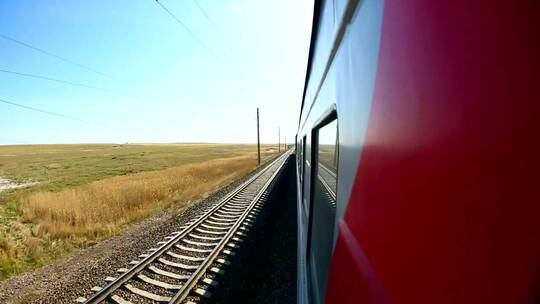 草原上行驶的红色火车