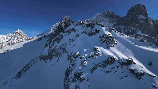 晴天法国阿尔卑斯山雪山山顶的鸟瞰图，晴朗