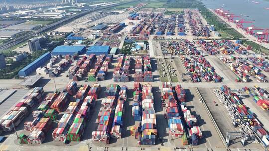 航拍长江港口码头集装箱货轮航运装卸龙门吊视频素材模板下载