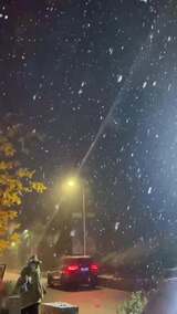 夜晚下雪天行人走在人行道上高清在线视频素材下载