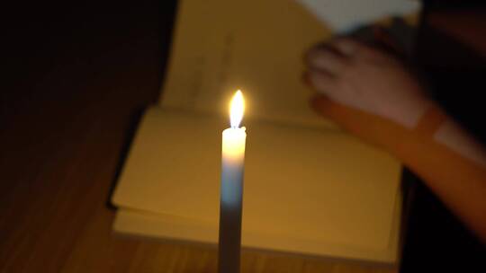 夜晚点亮蜡烛看书学习
