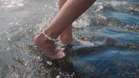 脚在水中