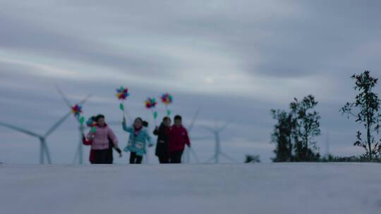 一群小朋友拿着彩色风车奔跑视频素材模板下载
