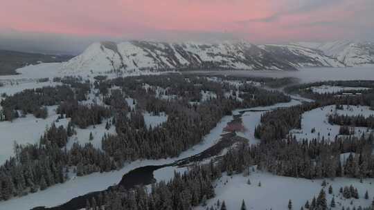 航拍清晨的新疆喀纳斯河雪景