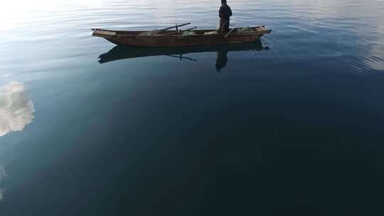 云南泸沽湖水上船夫打渔近景航拍