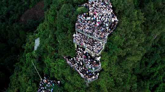 阳朔相公山观景台人群观看日出