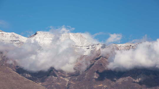 云层移动时雪山山顶的时间流逝