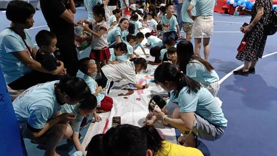国庆节培训班大人小孩学生绘画活动视频素材模板下载