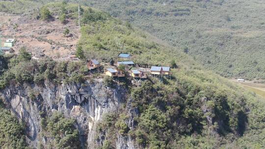 旅游景区湖南怀化大峡谷悬崖上网红小木屋