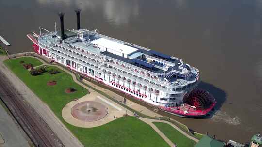 美国女王号是最大的桨船游轮公司，当时正在密苏里州汉尼拔。
