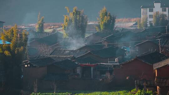 山区农村视频中国云南冬季烟雾笼罩村庄