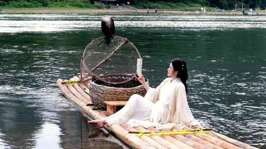 桂林山水漓江竹筏上的古风汉服美女背影