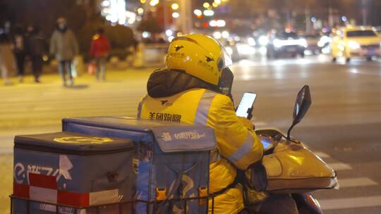 外卖小哥夜晚奔跑在城市街头视频素材模板下载