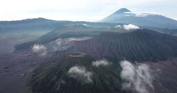 印度尼西亚东Java火山的航拍镜头