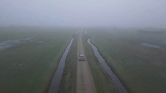 雾中地面道路上的丰田雅力士